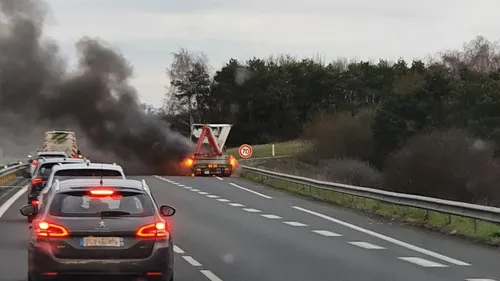 Aux portes du Mans, la remorque prend feu sur l'autoroute